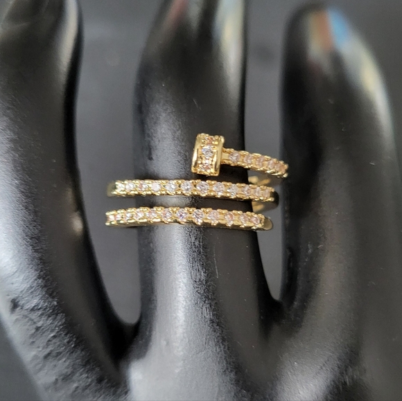 Jewelry - Cute Crystal Ring. Size 5.5